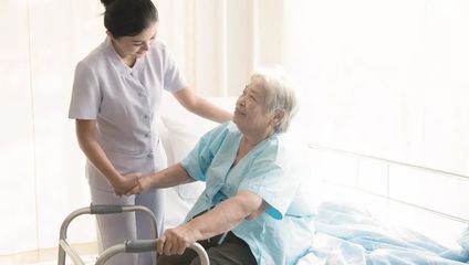 在家也能享受全方位養老服務?上海已試點!3位護理員+1位護士輪流上門，每月花費……